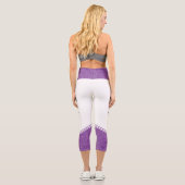 Weiße und dunkle Lavendel mit weißem Blumenstreife Capri Leggings (Rückseite)