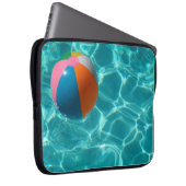 Weiße und farbenfrohe Beachball Laptopschutzhülle (Vorne Rechts)