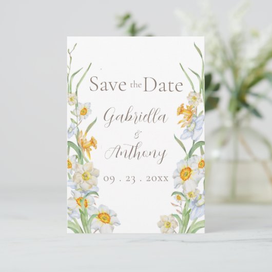 Weiße und gelbe Daffodia Blumenbraun-Schrift Save The Date (Stehend Vorderseite)