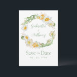 Weiße und gelbe Daffodische Blumenschrift Save The Date<br><div class="desc">Hübscher, gelber und weißer Daffodil Blumenkranz in sanften Wasserfarben ist perfekt für diese Frühjahr- und Sommerhochzeit "Save the Date" Hochzeit Erinnerung. Koordination grüner Schriften und Typografie. Passen Sie Ihre Wünsche an. Klicken Sie zum Anpassen auf den Link "Weitere Anpassung" und verwenden Sie das Entwurfstool, um Änderungen vorzunehmen. Viele verschiedene Papiersorten...</div>
