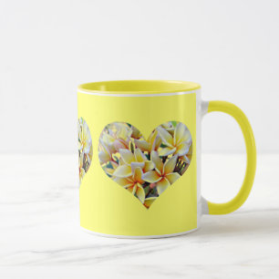 Weiße und gelbe Plumeria-Herzen auf Gelb Tasse