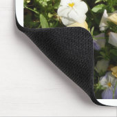 Weiße und gelbe Stiefmütterchen Mousepad (Ecke)