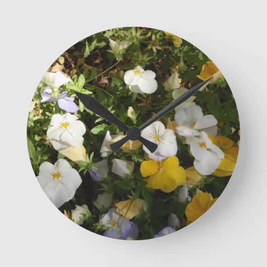 Weiße und gelbe Stiefmütterchen Runde Wanduhr (Vorderseite)