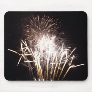 Weiße und goldene Feuerwerke I Patriotische Feier Mousepad