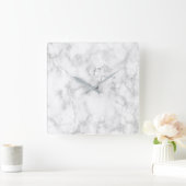 Weiße und graue Imitate mit Marmorstruktur Quadratische Wanduhr (Zuhause)