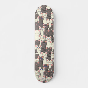 Weiße und graue Katzen Skateboard