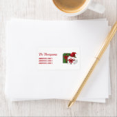 Weiße und grüne Geschenkboxen mit Weihnachtsmannmü Adressaufkleber (Insitu)