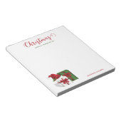 Weiße und grüne Geschenkboxen mit Weihnachtsmannmü Notizblock (angewinkelt)