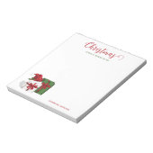 Weiße und grüne Geschenkboxen mit Weihnachtsmannmü Notizblock (Rotiert)