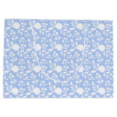 Weiße und hellblaue Blüten Große Geschenktasche Große Geschenktüte (Rückseite)