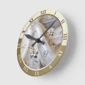 Weiße und hellblaue seidene Blume im Silk-Look Runde Wanduhr (Winkel)