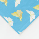 Weiße und hellgelbe Schmetterlinge fliegen blau Fleecedecke (Ecke)