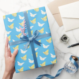 Weiße und hellgelbe Schmetterlinge fliegen blau Geschenkpapier