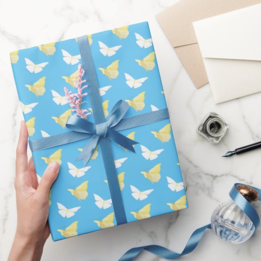 Weiße und hellgelbe Schmetterlinge fliegen blau Geschenkpapier (Schenken)