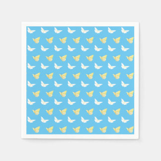 Weiße und hellgelbe Schmetterlinge fliegen blau Serviette