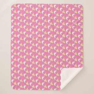 Weiße und hellgelbe Schmetterlinge fliegen pink Sherpadecke