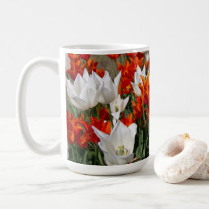 Weiße und Ingwer Tulpen im Garten Kaffeetasse