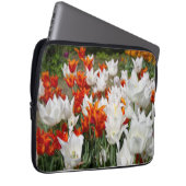 Weiße und Ingwer Tulpen im Garten Laptopschutzhülle (Vorne Rechts)