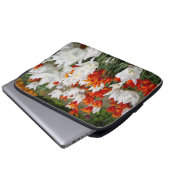 Weiße und Ingwer Tulpen im Garten Laptopschutzhülle (Vorne Knopf)