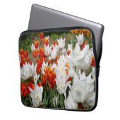 Weiße und Ingwer Tulpen im Garten Laptopschutzhülle (Vorderseite Links)