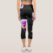 Weiße und lila Orchidee Capri Leggings (Rückseite)