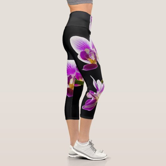 Weiße und lila Orchidee Capri Leggings (Rechts)