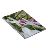 Weiße und lila Orchideen auf einem handlichen Note Notizblock (Rechte Seite)