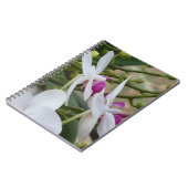 Weiße und lila Orchideen auf einem handlichen Note Notizblock (Linke Seite)