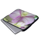 Weiße und lila Orchideen auf einem Laptop Laptopschutzhülle (Vorne Knopf)