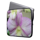 Weiße und lila Orchideen auf einem Laptop Laptopschutzhülle (Vorderseite Links)