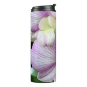 Weiße und lila Orchideen auf einem Thermalwäscher Thermosbecher (Nach links gedreht)