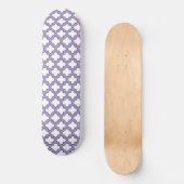 Weiße und Lila Trellis, Gitter, Quatrefolie Skateboard (Vorderseite)