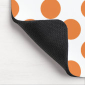 Weiße und orangefarbene Polka-Punkte Mousepad (Ecke)