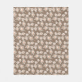 Weiße und pfirsichfarbene Federn auf Taupe Tan Fleecedecke (Vorderseite)