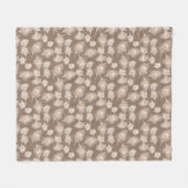 Weiße und pfirsichfarbene Federn auf Taupe Tan Fleecedecke (Vorderseite (Horizontal))