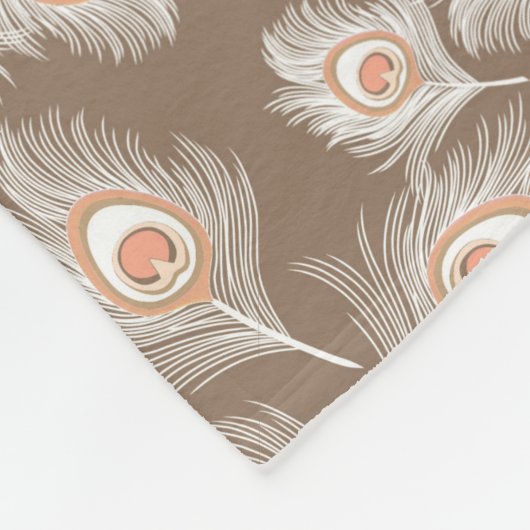 Weiße und pfirsichfarbene Federn auf Taupe Tan Fleecedecke (Ecke)