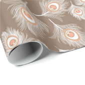 Weiße und pfirsichfarbene Federn auf Taupe Tan Geschenkpapier (Rolleneckpunkt)
