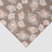 Weiße und pfirsichfarbene Federn auf Taupe Tan Seidenpapier (Ausschnitt)