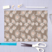 Weiße und pfirsichfarbene Federn auf Taupe Tan Seidenpapier (Handwerk)