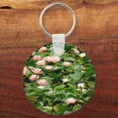 Weiße und pfirsichfarbene Lilien im Teich Schlüsselanhänger (Vorderseite)