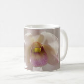 Weiße und rosa Orchideenblüte auf unscharfem Hinte Kaffeetasse (VorderseiteRechts)