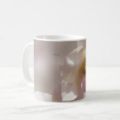 Weiße und rosa Orchideenblüte auf unscharfem Hinte Kaffeetasse (Vorderseite Links)