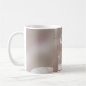 Weiße und rosa Orchideenblüte auf unscharfem Hinte Kaffeetasse (Links)