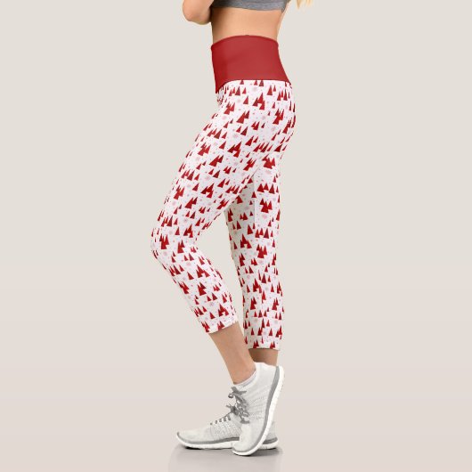 Weiße und rote Weihnachtsbaume mit Schneeflocken-M Capri Leggings (Links)
