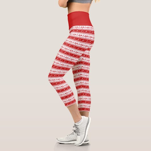 Weiße und rote Weihnachtsferde und Schlittenpatter Capri Leggings (Links)