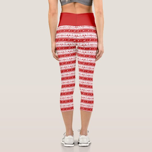 Weiße und rote Weihnachtsferde und Schlittenpatter Capri Leggings (Rückseite)
