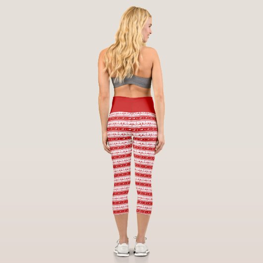 Weiße und rote Weihnachtsferde und Schlittenpatter Capri Leggings (Rückseite)