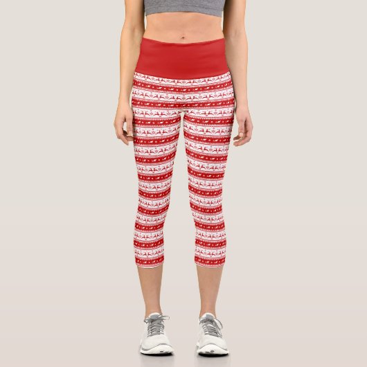 Weiße und rote Weihnachtsferde und Schlittenpatter Capri Leggings (Vorderseite)
