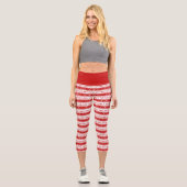 Weiße und rote Weihnachtsferde und Schlittenpatter Capri Leggings (Vorderseite)