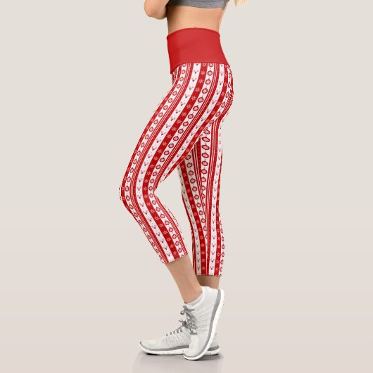 Weiße und rote Weihnachtsferde und Schneeflocken H Capri Leggings (Links)